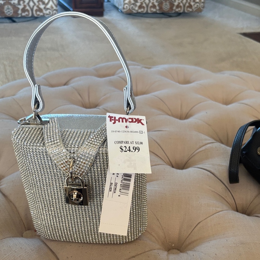 Elegant Silver Handbag - Picture 2 of 3
